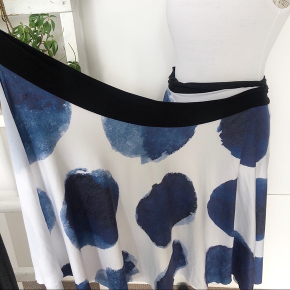 Blue and white polkadot wrap skirt NWOT - Picture 4 of 5